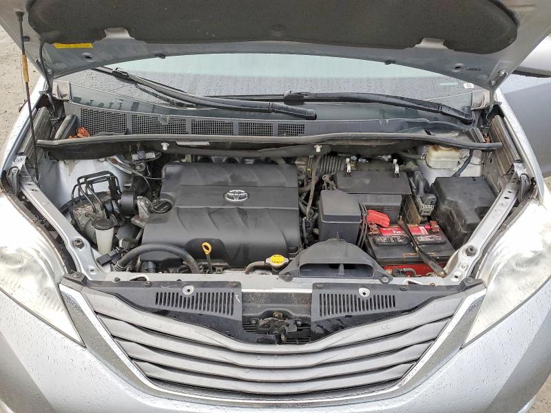 Photo 12 from auction – 2014 TOYOTA SIENNA XLE with VIN 5TDYK3DCXES499610