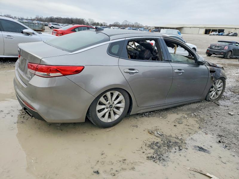 Photo 3 from auction – 2017 KIA OPTIMA with VIN 5XXGU4L30HG174323