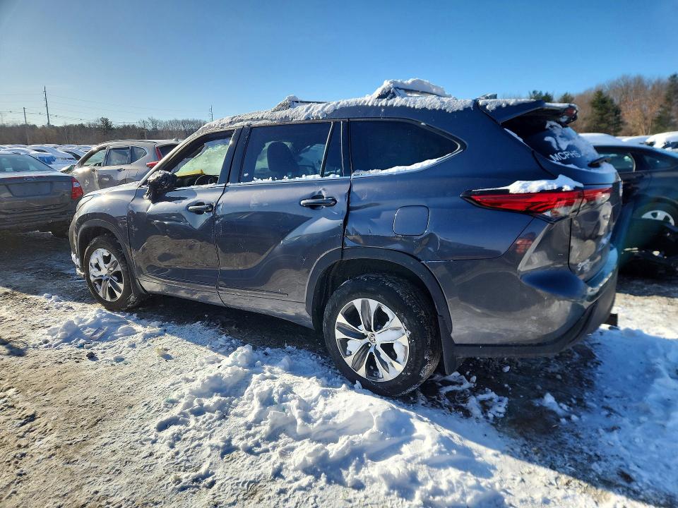 Photo 2 from auction – 2022 TOYOTA HIGHLANDER with VIN 5TDGBRCH9NS538957