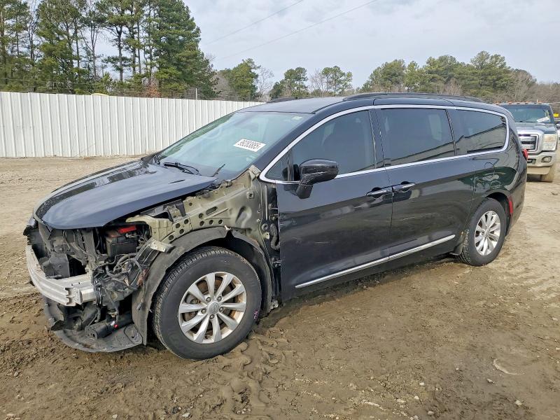 CHRYSLER PACIFICA 2017 with VIN 2C4RC1BG5HR708244 - Photo from auction