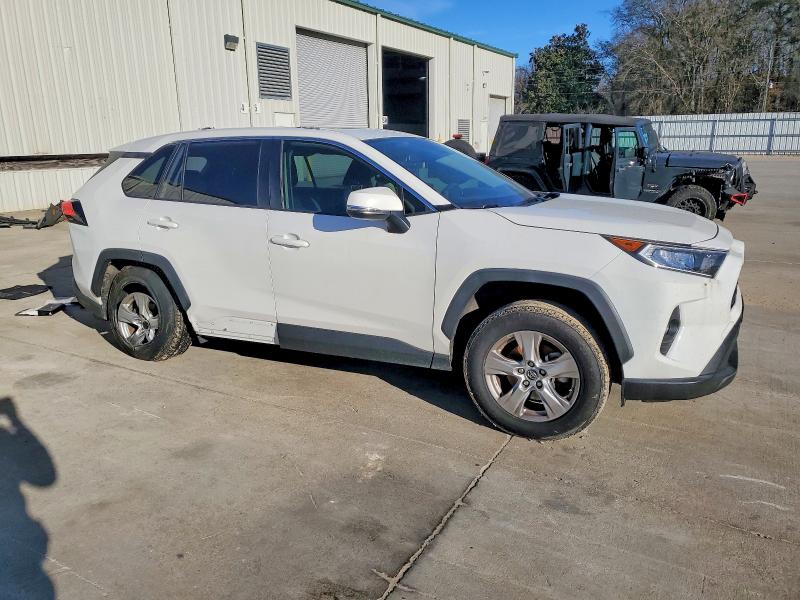 Photo 4 from auction – 2019 TOYOTA RAV4 XLE with VIN JTMW1RFV0KD033929