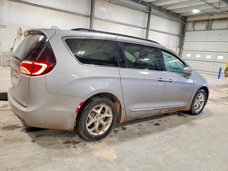 Photo 3 from auction – 2017 CHRYSLER PACIFICA with VIN 2C4RC1BG5HR512983