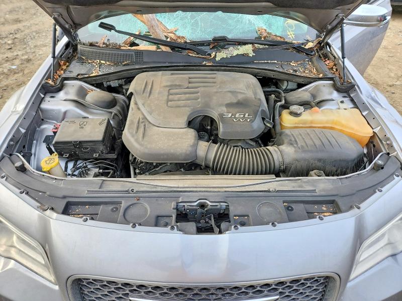 Photo 11 from auction – 2016 CHRYSLER 300C with VIN 2C3CCAKG3GH270144