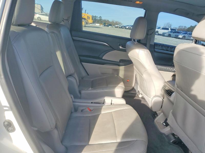 Photo 11 from auction – 2015 TOYOTA HIGHLANDER with VIN 5TDYKRFH7FS052052