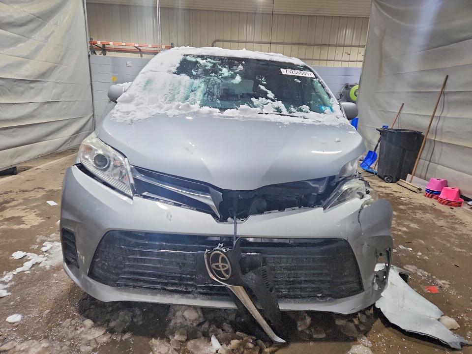 Photo 5 from auction – 2018 TOYOTA SIENNA LE with VIN 5TDKZ3DC3JS939369