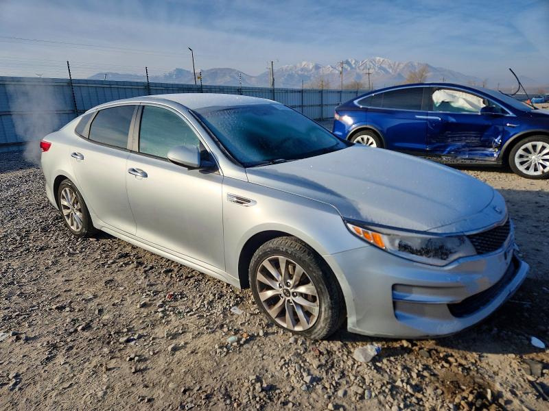 Photo 4 from auction – 2017 KIA OPTIMA with VIN 5XXGT4L32HG130679