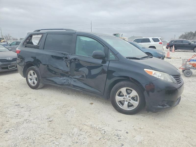 Photo 4 from auction – 2017 TOYOTA SIENNA LE with VIN 5TDKZ3DC2HS834090