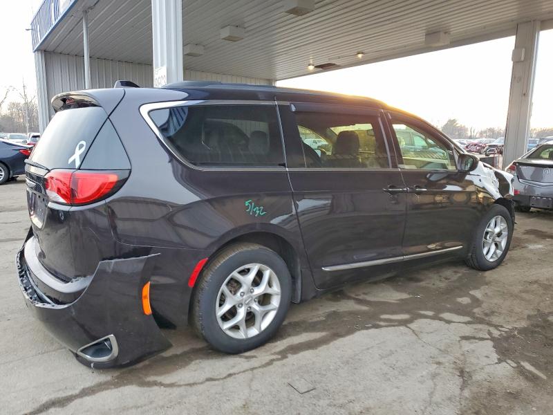 Photo 3 from auction – 2017 CHRYSLER PACIFICA T with VIN 2C4RC1BG7HR803744