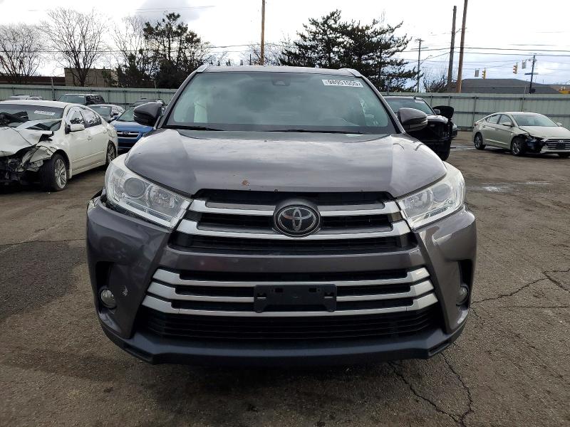 Photo 5 from auction – 2017 TOYOTA HIGHLANDER with VIN 5TDJZRFH8HS437409