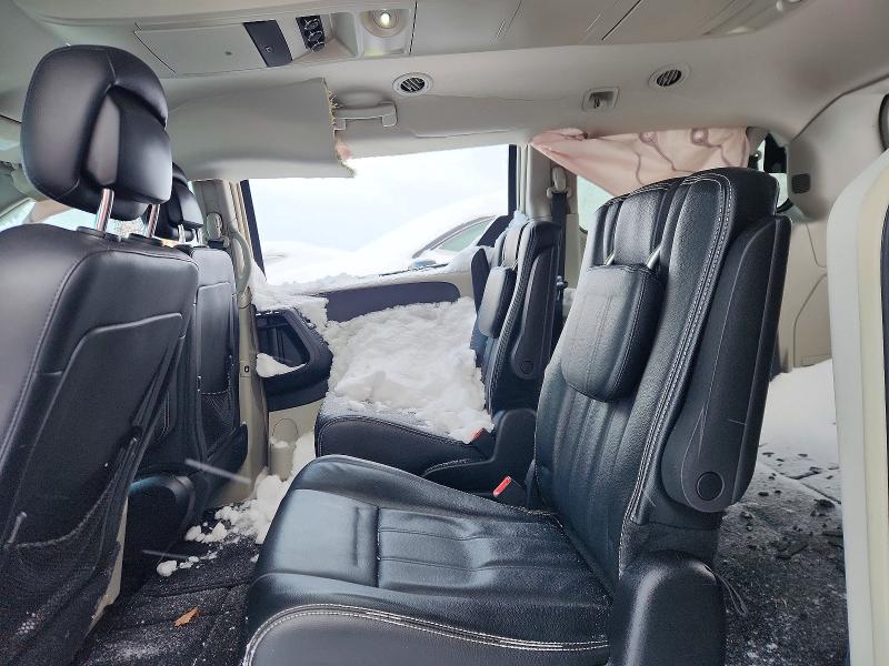 Photo 11 from auction – 2015 CHRYSLER TOWN & COU with VIN 2C4RC1BG2FR717786