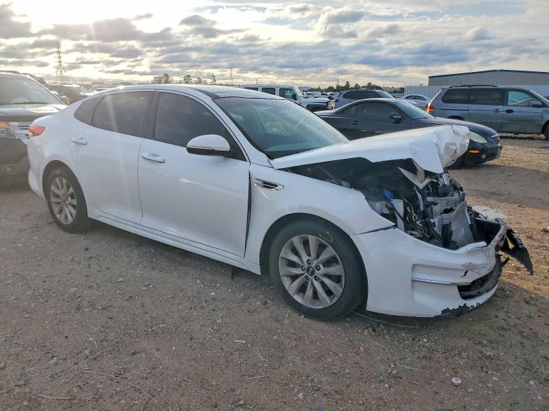 Photo 4 from auction – 2016 KIA OPTIMA with VIN 5XXGU4L31GG112699
