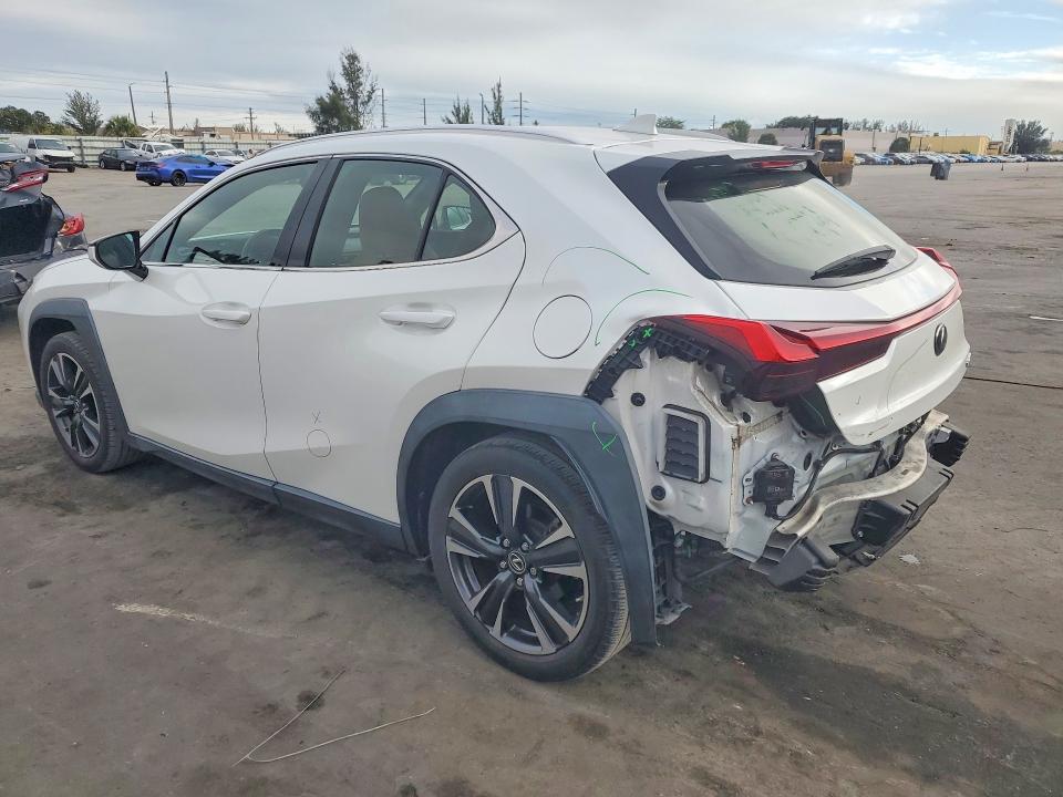 Photo 2 from auction – 2021 LEXUS UX with VIN JTHX3JBH8M2040396