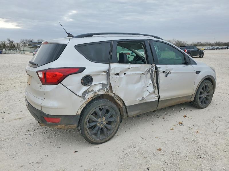 Photo 3 from auction – 2019 FORD ESCAPE SE with VIN 1FMCU0GD4KUB14102
