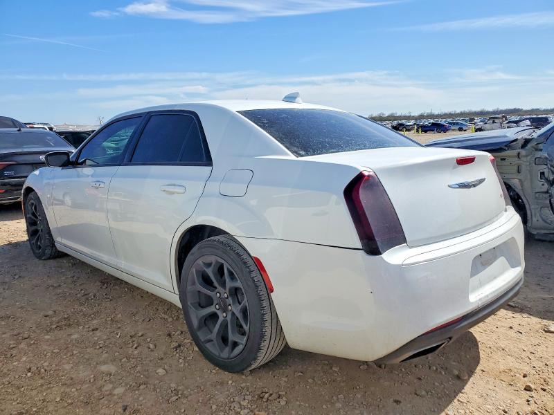 Photo 2 from auction – 2019 CHRYSLER 300 with VIN 2C3CCABG2KH533636