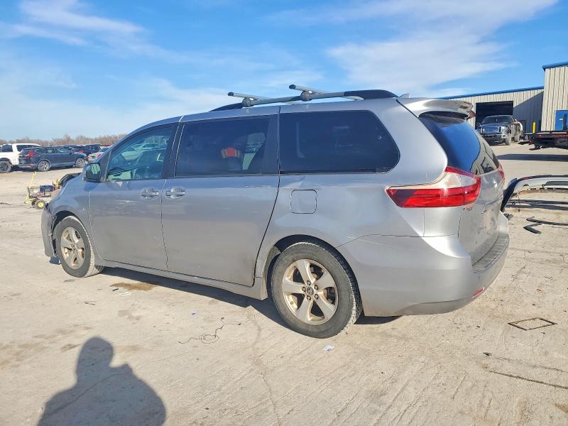 Photo 2 from auction – 2018 TOYOTA SIENNA with VIN 5TDKZ3DC3JS909479