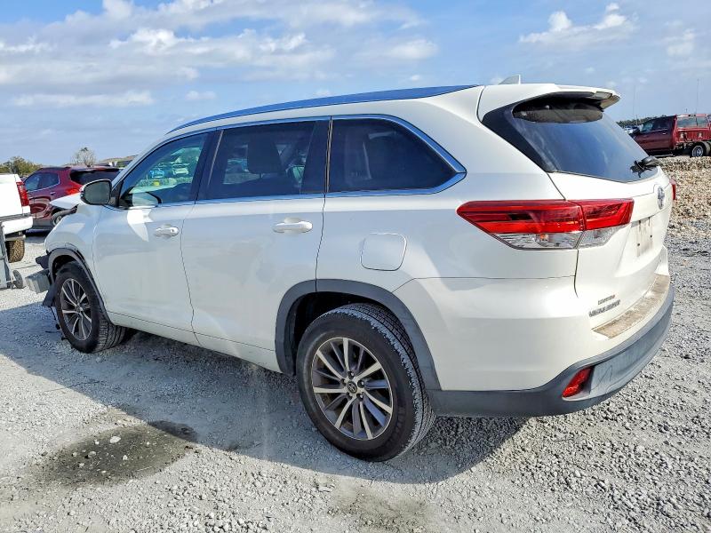 Photo 2 from auction – 2017 TOYOTA HIGHLANDER with VIN 5TDKZRFH4HS215972