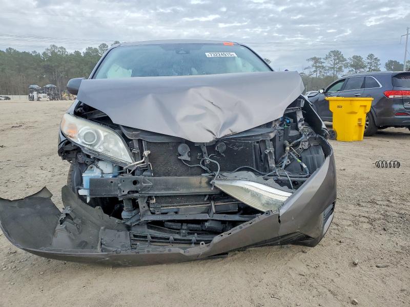Photo 5 from auction – 2018 TOYOTA SIENNA with VIN 5TDKZ3DC2JS956180
