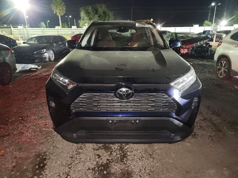 Photo 5 from auction – 2019 TOYOTA RAV4 XLE with VIN JTMW1RFV6KD015998