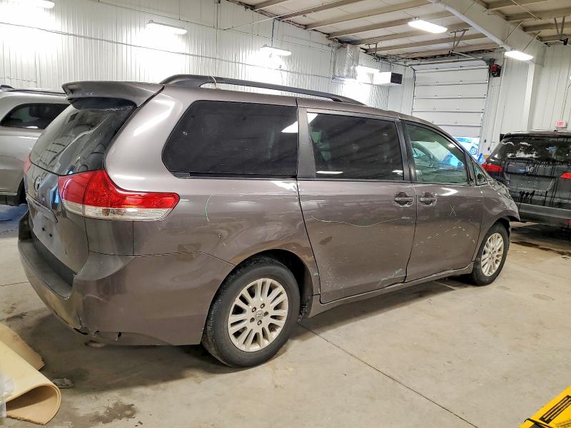 Photo 3 from auction – 2014 TOYOTA SIENNA XLE with VIN 5TDYK3DC2ES454595