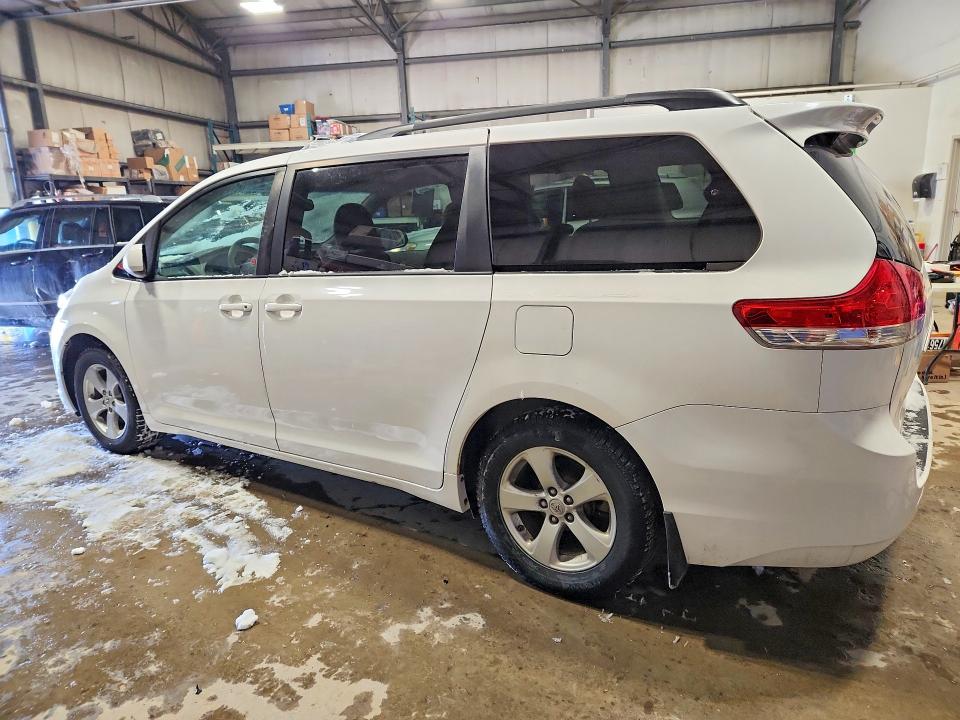 Foto 2 de la subasta – 2011 TOYOTA SIENNA LE con VIN 5TDKK3DC7BS072340