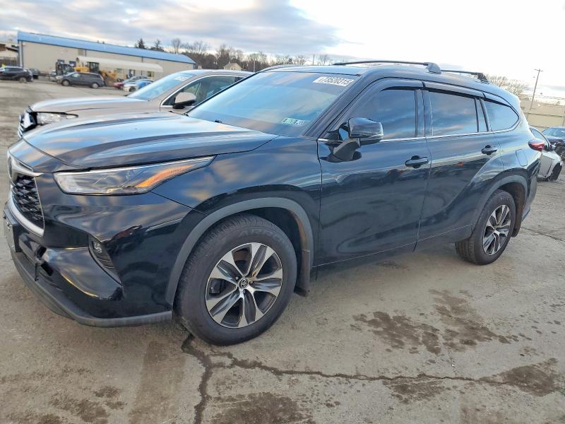 TOYOTA HIGHLANDER 2022 with VIN 5TDGZRBH3NS561132 - Photo from auction