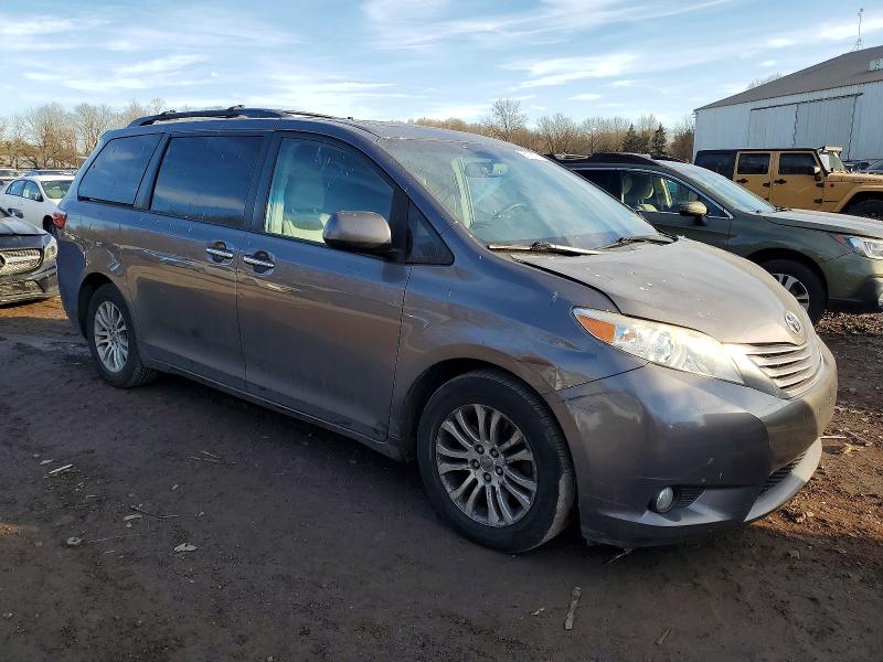 Photo 4 from auction – 2015 TOYOTA SIENNA XLE with VIN 5TDYK3DC2FS668049