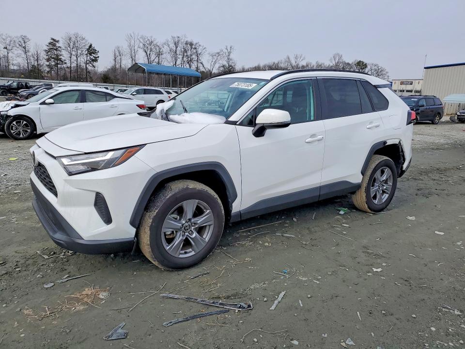 TOYOTA RAV4 2022 مع رقم تعريف المركبة 2T3W1RFVXNW199897 - صورة من المزاد