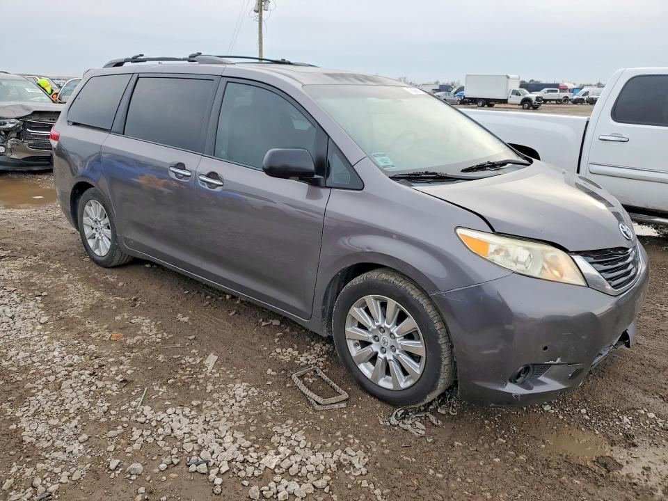 Photo 4 from auction – 2011 TOYOTA SIENNA XLE with VIN 5TDYK3DC2BS169956