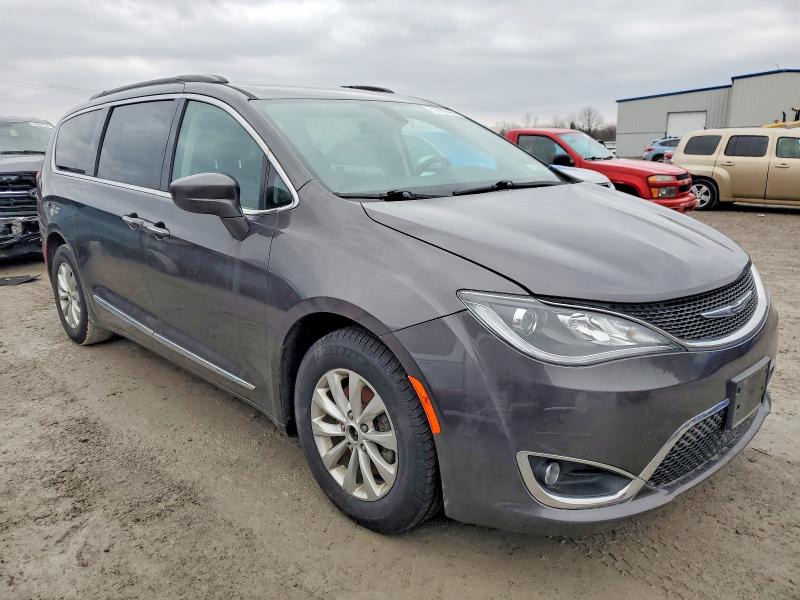 Photo 4 from auction – 2017 CHRYSLER PACIFICA T with VIN 2C4RC1BG2HR667622