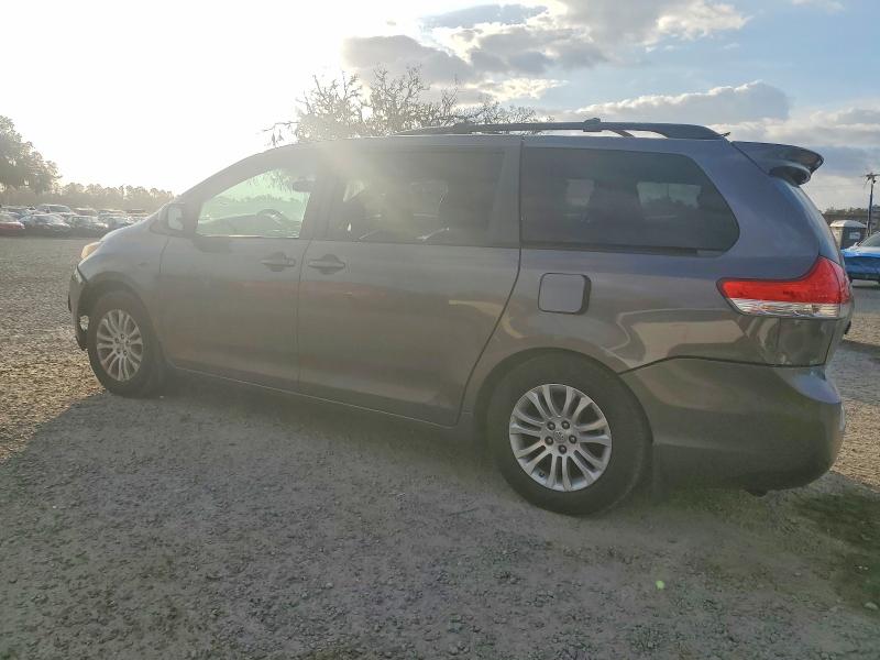 Photo 2 from auction – 2011 TOYOTA SIENNA XLE with VIN 5TDYK3DC6BS076874