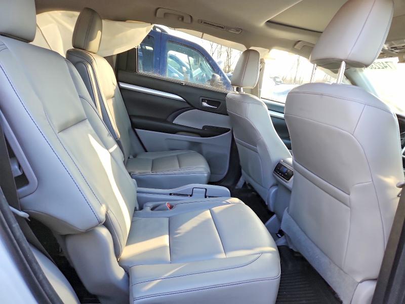 Photo 11 from auction – 2017 TOYOTA HIGHLANDER with VIN 5TDJZRFH3HS460550