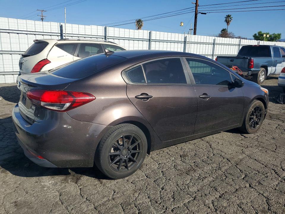 Photo 3 from auction – 2018 KIA FORTE LX with VIN 3KPFK4A72JE181313