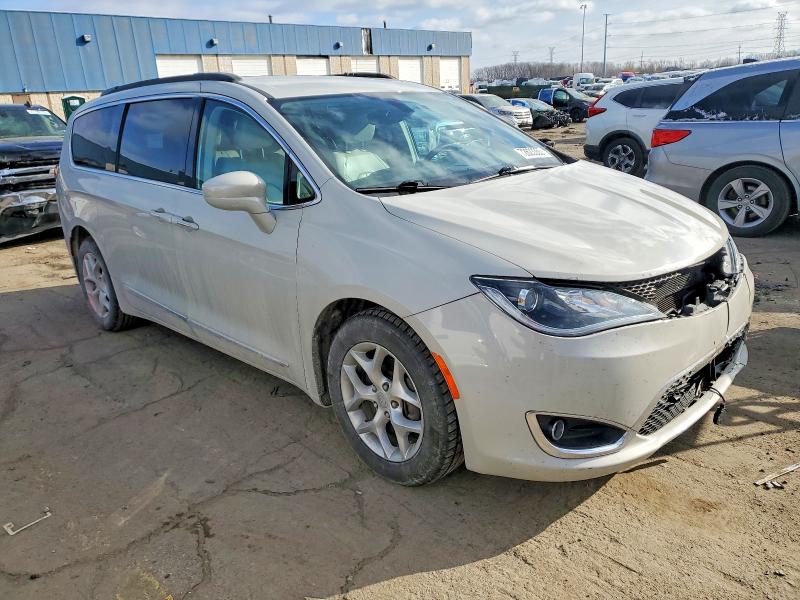 Photo 4 from auction – 2017 CHRYSLER PACIFICA T with VIN 2C4RC1BG5HR611139
