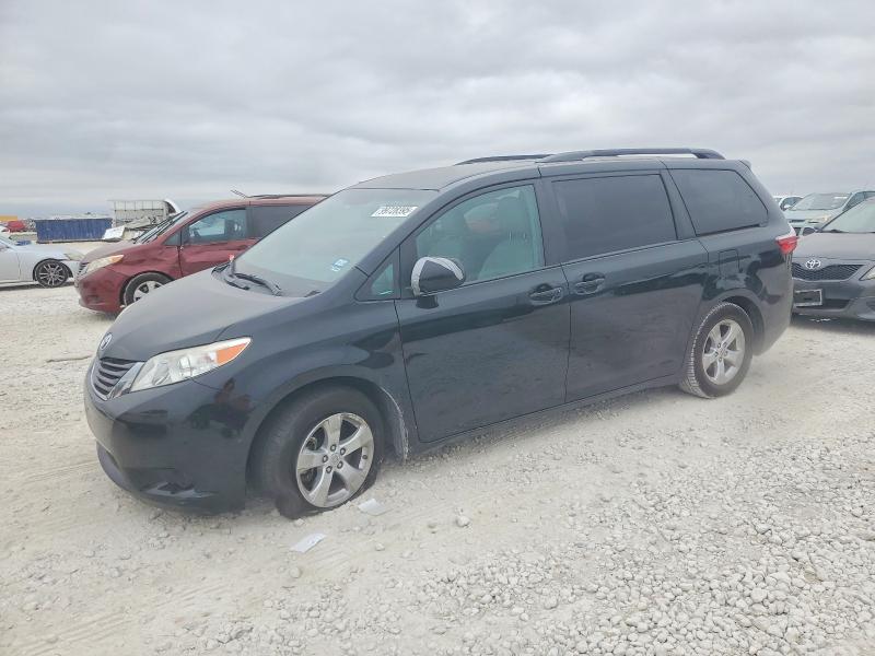 TOYOTA SIENNA LE 2017 with VIN 5TDKZ3DC2HS834090 - Photo from auction