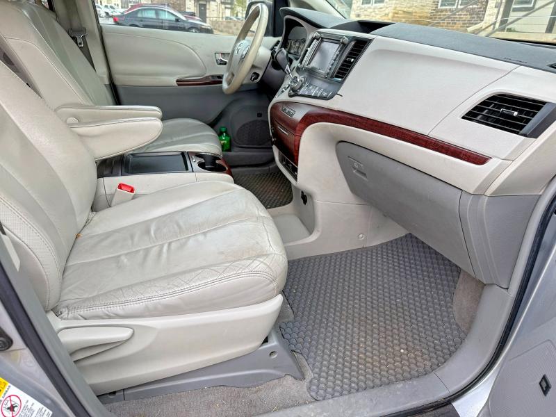 Photo 5 from auction – 2011 TOYOTA SIENNA XLE with VIN 5TDYK3DC0BS108315