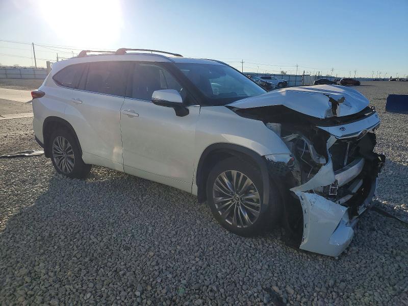 Photo 4 from auction – 2020 TOYOTA HIGHLANDER with VIN 5TDFZRBH7LS051763