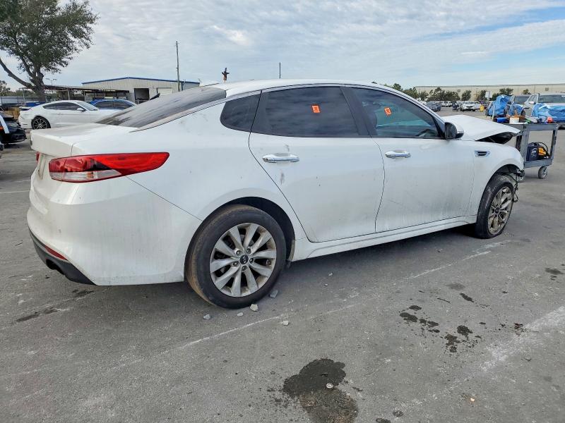 Photo 3 from auction – 2018 KIA OPTIMA with VIN 5XXGT4L37JG254971