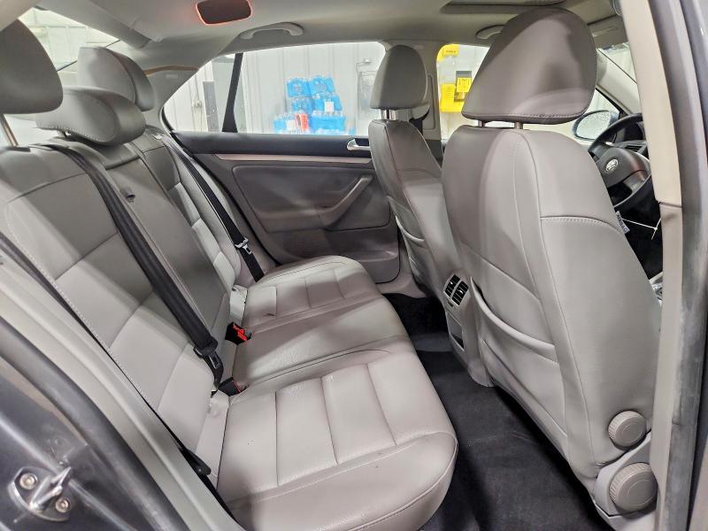 Photo 10 from auction – 2007 VOLKSWAGEN JETTA WOLF with VIN 3VWEF81K47M184091