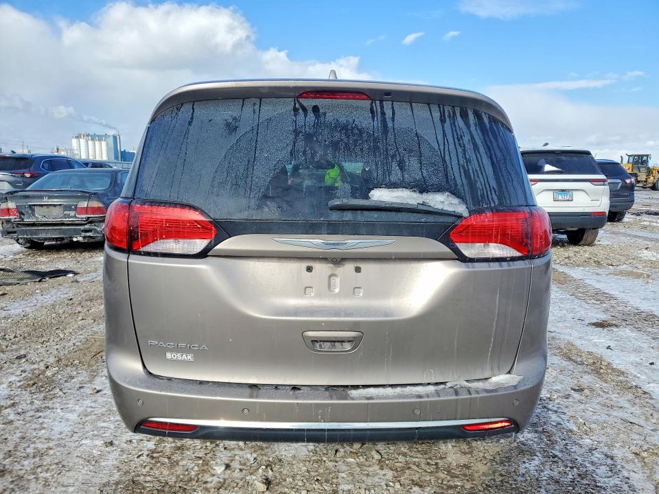 Photo 6 from auction – 2017 CHRYSLER PACIFICA T with VIN 2C4RC1BG8HR535514