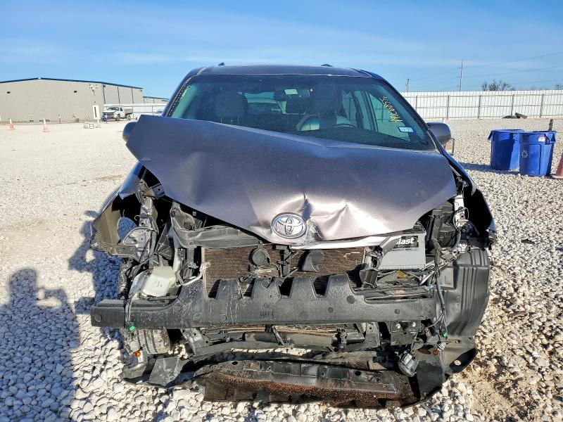 Photo 5 from auction – 2015 TOYOTA SIENNA XLE with VIN 5TDYK3DC7FS669889