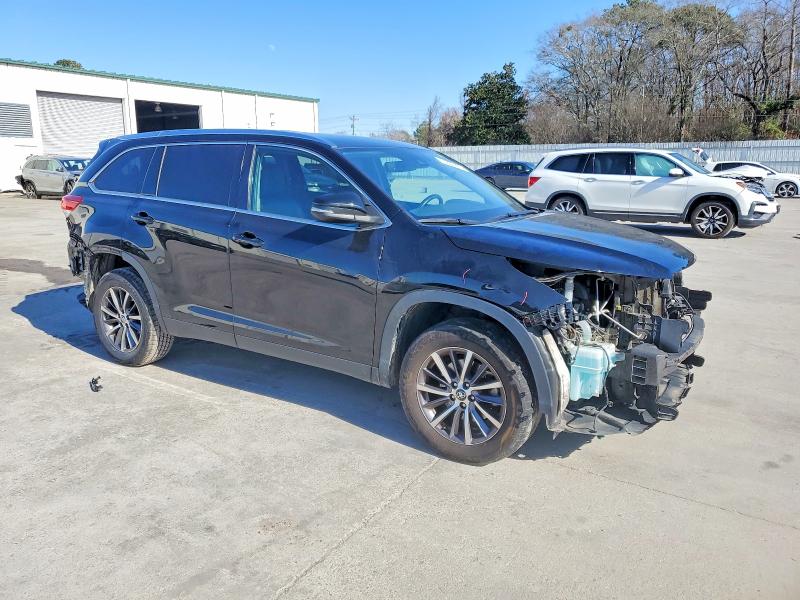 Photo 4 from auction – 2019 TOYOTA HIGHLANDER with VIN 5TDKZRFH6KS557611
