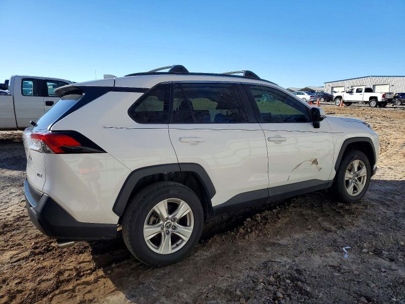 Photo 3 from auction – 2021 TOYOTA RAV4 XLE with VIN 2T3W1RFV8MC101742