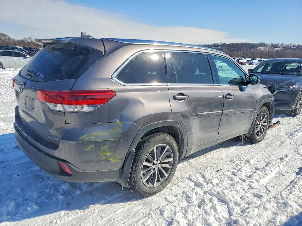 Photo 3 from auction – 2019 TOYOTA HIGHLANDER with VIN 5TDJZRFH4KS594927