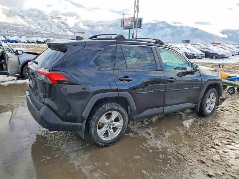 Photo 3 from auction – 2021 TOYOTA RAV4 XLE with VIN 2T3P1RFV7MC206017