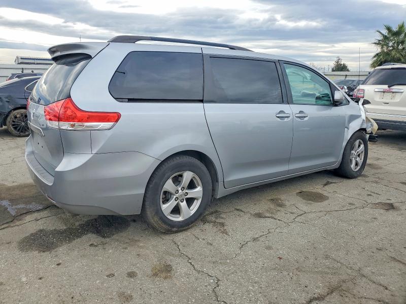 Photo 3 from auction – 2013 TOYOTA SIENNA with VIN 5TDKK3DC6DS354424
