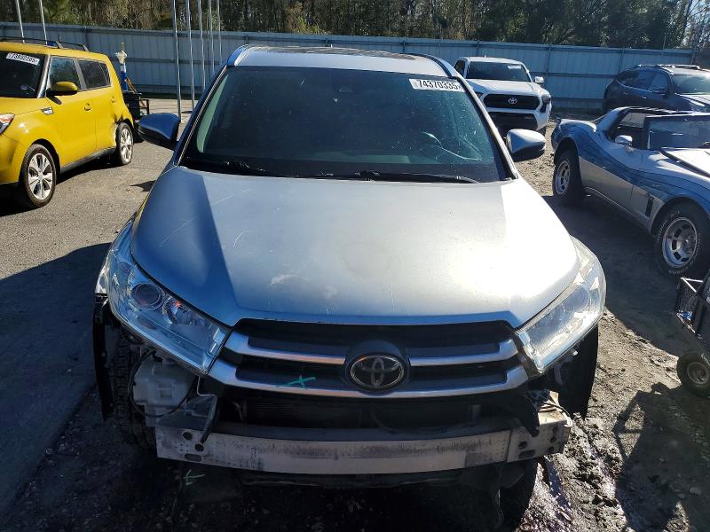 Photo 5 from auction – 2018 TOYOTA HIGHLANDER with VIN 5TDKZRFH4JS546931