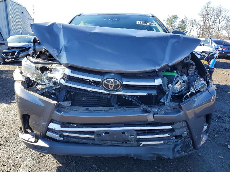 Photo 5 from auction – 2017 TOYOTA HIGHLANDER with VIN 5TDJZRFH4HS363177