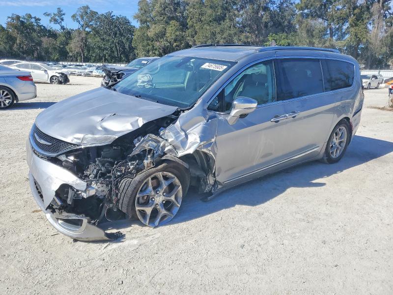 CHRYSLER PACIFICA 2017 with VIN 2C4RC1GGXHR528766 - Photo from auction