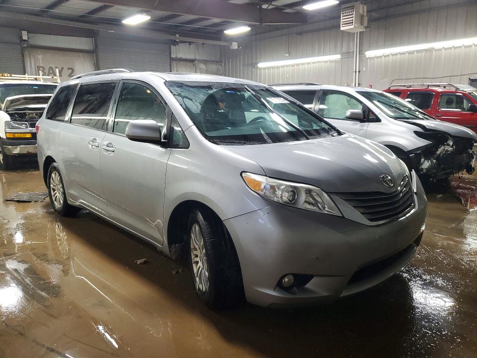Photo 4 from auction – 2015 TOYOTA SIENNA with VIN 5TDYK3DCXFS553408