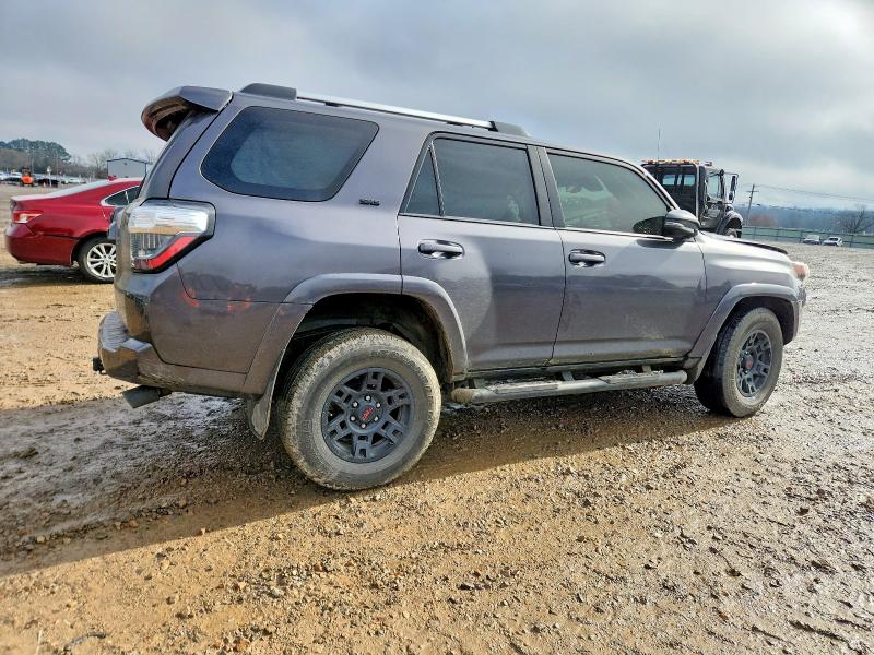 Photo 3 from auction – 2021 TOYOTA 4RUNNER SR with VIN JTEFU5JR8M5235212